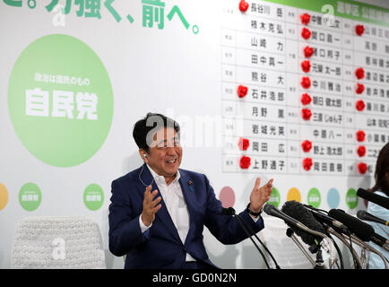 Tokyo, Giappone. 10 Luglio, 2016. Primo Ministro giapponese e pregiudiziale Partito liberale democratico (LDP) presidente Shinzo Abe parla di broadcasting intervista per la casa superiore elezione alla sede LDP a Tokyo domenica, 10 luglio 2016. © Yoshio Tsunoda/AFLO/Alamy Live News Foto Stock