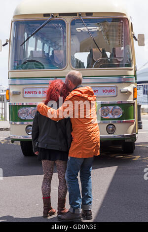 Poole, Dorset, Regno Unito. Il 10 luglio 2016. Hants & Dorset (più Bus) celebra il centenario in grande stile per il suo centesimo compleanno a Poole Quay con bus vintage rides, visualizza e di divertimenti per tutta la famiglia. Credito: Carolyn Jenkins/Alamy Live News Foto Stock