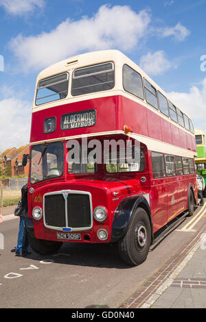 Poole, Dorset, Regno Unito. Il 10 luglio 2016. Hants & Dorset (più Bus) celebra il centenario in grande stile per il suo centesimo compleanno a Poole Quay con bus vintage rides, visualizza e di divertimenti per tutta la famiglia. Credito: Carolyn Jenkins/Alamy Live News Foto Stock