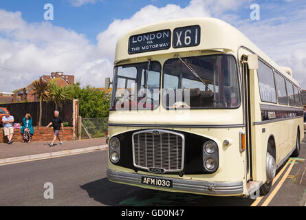 Poole, Dorset, Regno Unito. Il 10 luglio 2016. Hants & Dorset (più Bus) celebra il centenario in grande stile per il suo centesimo compleanno a Poole Quay con bus vintage rides, visualizza e di divertimenti per tutta la famiglia. Credito: Carolyn Jenkins/Alamy Live News Foto Stock