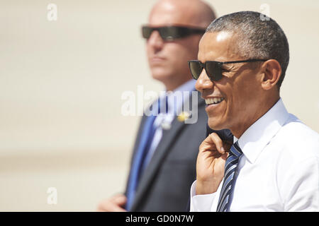 Madrid, Madrid, Spagna. 10 Luglio, 2016. Il Presidente degli Stati Uniti Barack Obama onde dalle fasi di Air Force One a Torrejon Air Base in Spagna a Madrid, domenica, 10 luglio 2016. Obama ha fatto una breve visita a Madrid prima voce off per una visita alla stazione navale di Rota. © Jack Abuin/ZUMA filo/Alamy Live News Foto Stock