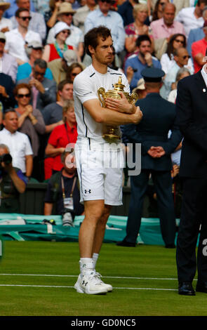 Londra, Regno Unito. 10 Luglio, 2016. Il torneo di Wimbledon Tennis Championships Giorno 14. La finale di Uomini Singoli tra Andy Murray (GBR) (2) e Milos Raonic (CAN) (6). Andy Murray (GBR) celebra la vittoria al suo secondo Wimbledon singles titolo sconfiggendo Milos Raonic (CAN) in retta fissa oggi nella finale. Credit: Azione Plus immagini di sport/Alamy Live News Foto Stock