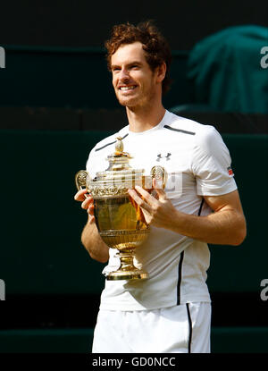 Londra, Regno Unito. 10 Luglio, 2016. Il torneo di Wimbledon Tennis Championships Giorno 14. La finale di Uomini Singoli tra Andy Murray (GBR) (2) e Milos Raonic (CAN) (6). Andy Murray (GBR) celebra la vittoria al suo secondo Wimbledon singles titolo sconfiggendo Milos Raonic (CAN) in retta fissa oggi nella finale. Credit: Azione Plus immagini di sport/Alamy Live News Foto Stock