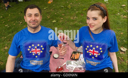 Settembre 11, 2015 - famiglie provenienti da tutto il Regno Unito ha goduto di un picnic Brexit organizzato da "oreInCommon'' nel parco verde di Londra per lo scambio di idee in gruppi su che cosa fare in seguito per quanto riguarda la Il 23 giugno la votazione per la Gran Bretagna a lasciare l'UE. Gli organizzatori hanno detto che volevano scambiare idee in un ambiente rilassato con le famiglie anziché a una protesta. © Gail Orenstein/ZUMA filo/Alamy Live News Foto Stock