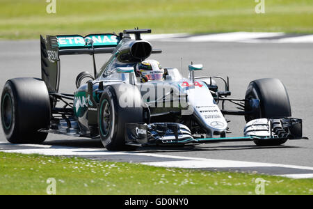 Silverstone, UK. 10 Luglio, 2016. British F1 Grand Prix di Silverstone nel Regno Unito sicurezza gara auto schierate gara vincitore Lewis Hamilton GBR Marcedes AMG Petronas Credito: Leo Mason/Alamy Live News Foto Stock