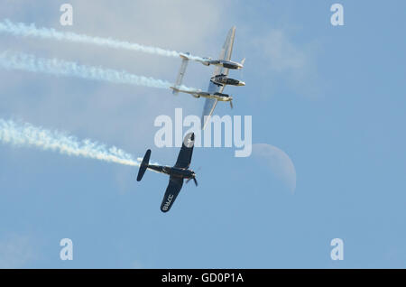 Red Bull Flying Bulls Corsair e Lightning che volano oltre la luna. IWM Duxford. Spettacolo aereo The Flying Legends Foto Stock