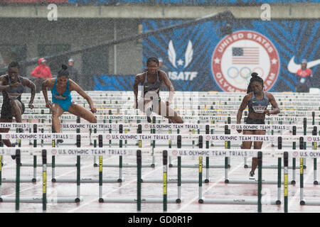 Eugene, Stati Uniti d'America. 8 Luglio, 2016. Donne 100m Ostacoli Semi Finali durante una forte tempesta di pioggia al USATF 2016 prove olimpiche nello storico Hayward Field di Eugene, Oregon, Stati Uniti d'America. Credito: Joshua Rainey/Alamy Live News. Foto Stock