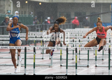 Eugene, Stati Uniti d'America. 8 Luglio, 2016. Donne 100m Ostacoli Semi Finali in una pesante pioggia tempesta al USATF 2016 prove olimpiche nello storico Hayward Field di Eugene, Oregon, Stati Uniti d'America. Credito: Joshua Rainey/Alamy Live News. Foto Stock