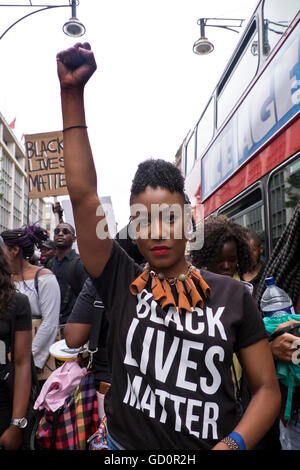 Londra, Regno Unito. 10 Luglio, 2016. "Nero vive la materia"! Oltre mille persone hanno marciato in direzione di Oxford Street e a Piazza del Parlamento indignato dalla brutalità della polizia in noi di polizia dopo la uccisione di due uomini neri - uno in Minnesota e uno in Louisiana. "In alto le mani non sparare" foto da Janine Wiedel 10.7.16 London Credit: Janine Wiedel Photolibrary/Alamy Live News Foto Stock