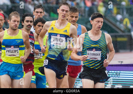 Eugene, Stati Uniti d'America. 8 Luglio, 2016. Il pack di guide di scorrimento viene fornito attorno al primo giro durante il Uomini 1500m Semi Finali al USATF 2016 prove olimpiche nello storico Hayward Field di Eugene, Oregon, Stati Uniti d'America. Credito: Joshua Rainey/Alamy Live News. Foto Stock