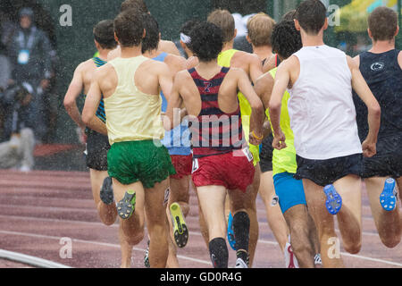 Eugene, Stati Uniti d'America. 8 Luglio, 2016. Uomini 1500m semi finali durante una forte tempesta di pioggia al USATF 2016 prove olimpiche nello storico Hayward Field di Eugene, Oregon, Stati Uniti d'America. Credito: Joshua Rainey/Alamy Live News. Foto Stock