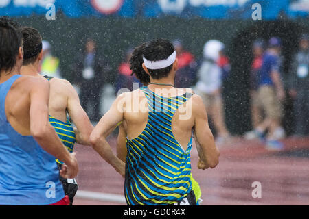 Eugene, Stati Uniti d'America. 8 Luglio, 2016. Uomini 1500m semi finali durante una forte tempesta di pioggia al USATF 2016 prove olimpiche nello storico Hayward Field di Eugene, Oregon, Stati Uniti d'America. Credito: Joshua Rainey/Alamy Live News. Foto Stock