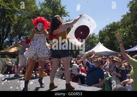 Chicago, Illinois, Stati Uniti d'America. 9 Luglio, 2016. Tour de Grassi, un viaggio la birra e il festival della bicicletta con musica e intrattenimenti dal vivo e stranezze. Mettere da nuova fabbrica di birra in Belgio da Fort Collins, CO. Il caso di Chicago raccoglie fondi per West Town bici per continuare a promuovere percorsi in bicicletta a Chicago. © Rick Majewski/ZUMA filo/Alamy Live News Foto Stock