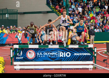 Eugene, Stati Uniti d'America. 8 Luglio, 2016. Guide di scorrimento vengono sopra l'acqua ostacolo durante gli Uomini 3000m Siepi finale al USATF 2016 prove olimpiche nello storico Hayward Field di Eugene, Oregon, Stati Uniti d'America. Credito: Joshua Rainey/Alamy Live News. Foto Stock