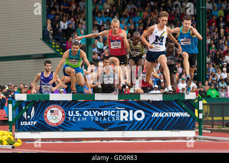 Eugene, Stati Uniti d'America. 8 Luglio, 2016. Guide di scorrimento vengono sopra l'acqua ostacolo durante gli Uomini 3000m Siepi finale al USATF 2016 prove olimpiche nello storico Hayward Field di Eugene, Oregon, Stati Uniti d'America. Credito: Joshua Rainey/Alamy Live News. Foto Stock