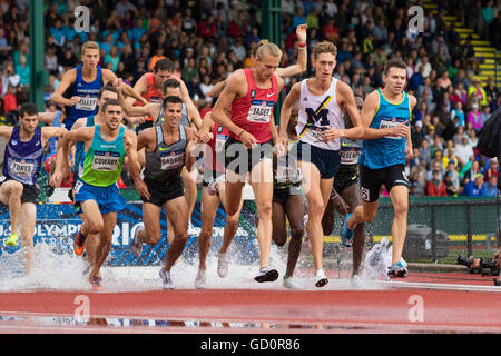 Eugene, Stati Uniti d'America. 8 Luglio, 2016. Guide di scorrimento vengono sopra l'acqua ostacolo durante gli Uomini 3000m Siepi finale al USATF 2016 prove olimpiche nello storico Hayward Field di Eugene, Oregon, Stati Uniti d'America. Credito: Joshua Rainey/Alamy Live News. Foto Stock