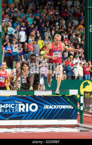 Eugene, Stati Uniti d'America. 8 Luglio, 2016. Guide di scorrimento vengono sopra l'acqua ostacolo durante gli Uomini 3000m Siepi finale al USATF 2016 prove olimpiche nello storico Hayward Field di Eugene, Oregon, Stati Uniti d'America. Credito: Joshua Rainey/Alamy Live News. Foto Stock