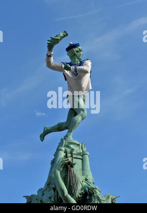 Anversa, Belgio. 10 Luglio, 2016. Scultura di Brabo Fontana ha ricevuto il costume del marinaio in giorno di Tall Ships gare su luglio 10, 2016 ad Anversa, Belgio Credito: Skyfish/Alamy Live News Foto Stock