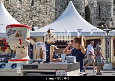Anversa, Belgio. 10 Luglio, 2016. HORECA le aziende sono pronte ad accogliere folle di visitatori al giorno di Tall Ships gare su luglio 10, 2016 ad Anversa, Belgio Credito: Skyfish/Alamy Live News Foto Stock