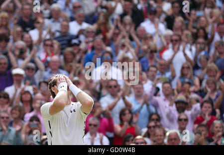 Londra, Gran Bretagna. 10 Luglio, 2016. Andy Murray della Gran Bretagna festeggia dopo aver vinto il uomini singoli finale contro Milos Raonic del Canada ai campionati di Wimbledon 2016 a Londra, Gran Bretagna, il 10 luglio 2016. Andy Murray ha vinto 3-0 e rivendicato il suo secondo titolo di Wimbledon. © Han Yan/Xinhua/Alamy Live News Foto Stock