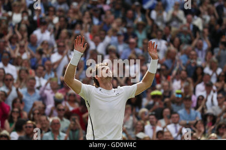 Londra, Gran Bretagna. 10 Luglio, 2016. Andy Murray della Gran Bretagna festeggia dopo aver vinto il uomini singoli finale contro Milos Raonic del Canada ai campionati di Wimbledon 2016 a Londra, Gran Bretagna, il 10 luglio 2016. Andy Murray ha vinto 3-0 e rivendicato il suo secondo titolo di Wimbledon. © Han Yan/Xinhua/Alamy Live News Foto Stock