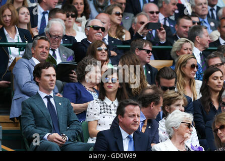 Londra, Gran Bretagna. 10 Luglio, 2016. Attore britannico Cumberbatch Benedetto (1L) Orologi Uomini Singoli Final tra Andy Murray della Gran Bretagna e Milos Raonic del Canada il giorno 13 presso i campionati di Wimbledon 2016 a Londra, in Gran Bretagna, 10 luglio 2016. © Han Yan/Xinhua/Alamy Live News Foto Stock