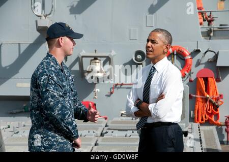 Rota, Spagna. 10 Luglio, 2016. Il Presidente degli Stati Uniti Barack Obama parla di artigliare il compagno del 2° classe Garrett Nelson a bordo del Arleigh Burke-class guidato-missile destroyer USS Ross durante una visita alla stazione navale di Rota Luglio 10, 2016 a Rota, Spagna. Credito: Planetpix/Alamy Live News Foto Stock