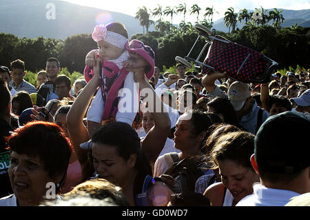 (160711) -- CUCUTA (Colombia), 11 luglio 2016 (Xinhua) -- i cittadini venezuelani attraversare il ponte internazionale di Simon Bolivar al confine tra Venezuela e Colombia per comprare cibo e altri prodotti a San Jose de Cucuta, Colombia, il 10 luglio 2016. Governo venezuelano apre temporaneamente la sua frontiera con la Colombia da 05:00 orario locale per dodici ore di domenica per il popolo venezuelano a croce e il negozio nel paese limitrofo. (Xinhua/Str) Foto Stock