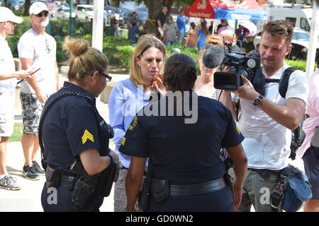 Dallas, Texas, Stati Uniti d'America. 10 Luglio, 2016. Sky News team intervistando Dallas ufficiali della polizia di fronte a Dallas sede della polizia in una calda giornata estiva. Credito: Hum Immagini/Alamy Live News Foto Stock