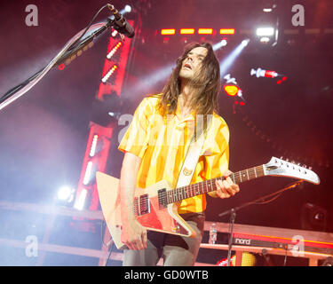 Milwaukee, Wisconsin, Stati Uniti d'America. 9 Luglio, 2016. Il chitarrista Brian BELL di Weezer suona dal vivo presso Henry Maier Festival Park durante il Summerfest di Milwaukee, nel Wisconsin © Daniel DeSlover/ZUMA filo/Alamy Live News Foto Stock