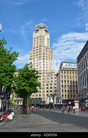 Anversa, Belgio. 10 Luglio, 2016. Ultimo calma minuti nel centro della città prima di turisti e visitatori cominciano ad arrivare per la partenza evento sul giorno di Tall Ships gare su luglio 10, 2016 ad Anversa, Belgio © Skyfish/Alamy Live News Credito: Skyfish/Alamy Live News Foto Stock