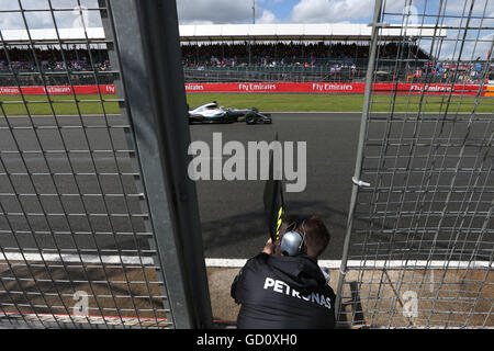 Silverstone, UK. 10 Luglio, 2016. Motorsports: FIA Formula One World Championship 2016, il Gran Premio di Gran Bretagna, #44 Lewis Hamilton (GBR, la Mercedes AMG Petronas Formula One Team), pit wall, Boxenmauer © dpa/Alamy Live News Foto Stock