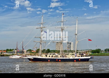 Anversa, Belgio. 10 Luglio, 2016. Nave a vela Lord Nelson partecipa a eventi durante il giorno di partenza di Tall Ships gare su luglio 10, 2016 ad Anversa, Belgio Credito: Skyfish/Alamy Live News Foto Stock