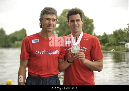 Amsterdam, Paesi Bassi. 09 Luglio, 2016. Polo ceca vaulter Jan Kudlicka (a destra) e il suo allenatore Boleslav Patera posano con la medaglia d'argento del Campionato Europeo di Atletica Leggera a Amsterdam, Olanda, 9 luglio 2016. © Tibor Alfoldi/CTK foto/Alamy Live News Foto Stock