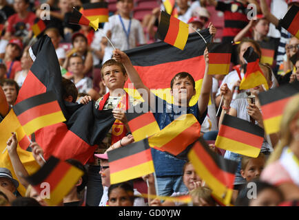 Stuttgart, Germania. 11 Luglio, 2016. Giovani sostenitori di Germania wave intorno a loro tedesco bandiere prima della UEFA Europei Under-19 Campionato di stadio di gruppo partita di calcio tra Germania e Italia a Mercedes-Benz Arena a Stoccarda, Germania, 11 luglio 2016. Foto: MARIJAN MURAT/dpa/Alamy Live News Foto Stock