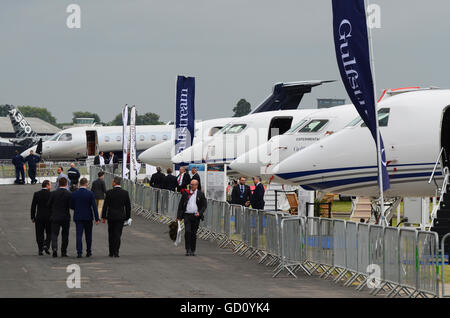 Gulfstream banner pubblicitari e jet aziendali al Farnborough International Airshow 2016. Uomini d'affari con fila di aerei a reazione privati Foto Stock