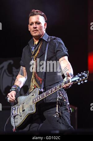 Brooklyn, NY, STATI UNITI D'AMERICA. 10 Luglio, 2016. Johnny Depp sul palco per Hollywood vampiri in concerto a Coney Island anfiteatro, Coney Island anfiteatro, Brooklyn, NY Luglio 10, 2016. © Derek Storm/Everett raccolta/Alamy Live News Foto Stock