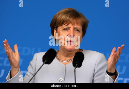 Zingst, Germania. 11 Luglio, 2016. Il cancelliere tedesco Angela Merkel (CDU) intervenendo a un CDU elezione nel rally di Zingst, Germania, 11 luglio 2016. Il Parlamento statale elezione si svolge 04 settembre 2016. Dopo Merkel è previsto per effettuare un aspetto della campagna in Boltenhagen. Queste sono le sue prime apparizioni nella fase calda del membro della campagna elettorale. Foto: BERNDT WUESTNECK/dpa/Alamy Live News Foto Stock