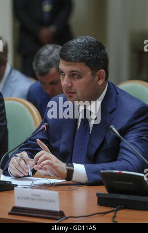 Kiev, Ucraina. 11 Luglio, 2016. Il primo ministro dell'Ucraina VOLODYMYR GROYSMAN è visto durante il suo incontro con il Primo ministro del Canada JUSTIN TRUDEAU a Kiev, Ucraina, 11 luglio 2016. Trudeau è arrivato in Ucraina su una due giorni di visita ufficiale con incontri previsti con il Presidente Petro Poroshenko e il Primo Ministro Volodymyr Groysman. © Sergii Kharchenko/ZUMA filo/Alamy Live News Foto Stock