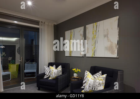 Moderna sala di attesa di una casa o di hotel incluso divani e cuscini Foto Stock
