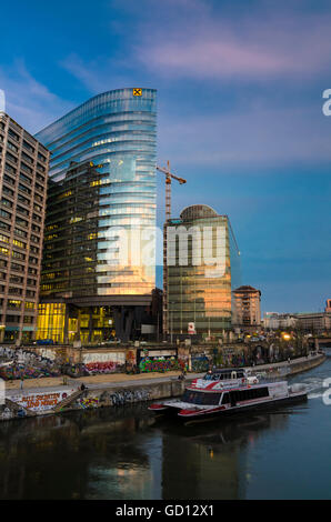 Wien, Vienna: Canale del Danubio con la città gemella Liner ( catamarano per Bratislava ) , dietro il Raiffeisen Holding grattacielo, Aust Foto Stock