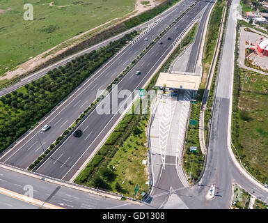 Attiki Odos, Attica Tollway autostrada e stazione di pedaggio, Atene, Grecia, vista aerea Foto Stock