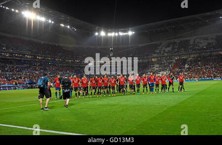 Il Galles squadra di calcio mostrano il loro sostegno al Viaggio sostenitori con tee-shirt con le parole 'Diolch e Merci' (che significa grazie in gallese e il francese) sulla parte anteriore dopo la sconfitta in Euro 2016 Semi-Final tra il Portogallo e il Galles al Parc Olympique Lione Lione in Francia questa sera. Foto Stock