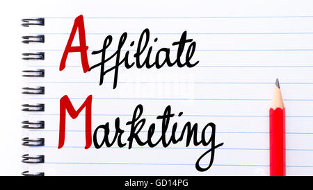 AM Affiliate Marketing scritta sulla pagina del notebook con matita rossa sulla destra Foto Stock