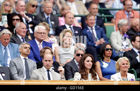 Il Duca e la Duchessa di Cambridge nel royal box il giorno tredici dei campionati di Wimbledon al All England Lawn Tennis e Croquet Club, Wimbledon. Foto Stock