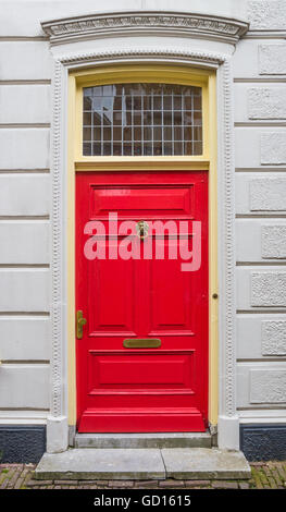 Rosso classico porta in una parete bianca Foto Stock