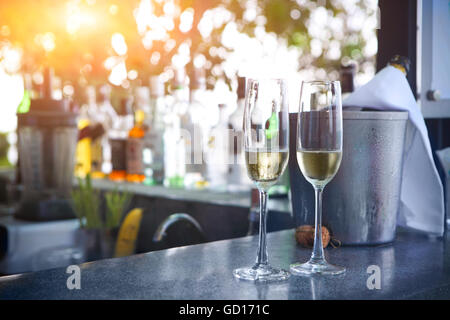 Due bicchieri di champagne in outdoor bar resort Foto Stock