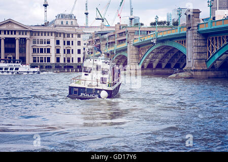 La Metropolitan Police barca sul fiume Tamigi a velocità elevata patrol a Londra Foto Stock