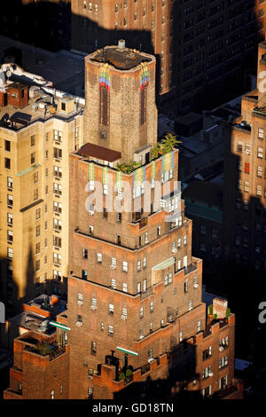 Vista aerea di un edificio Art Deco con terrazze e tetti in Midtown Manhattan al tramonto. Murray Hill, New York City Foto Stock