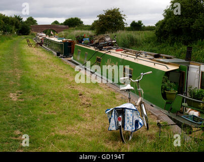Canal barche ormeggiate lungo il Kennet and Avon canal a tutti Canning, Devizes, Wiltshire, Regno Unito Foto Stock